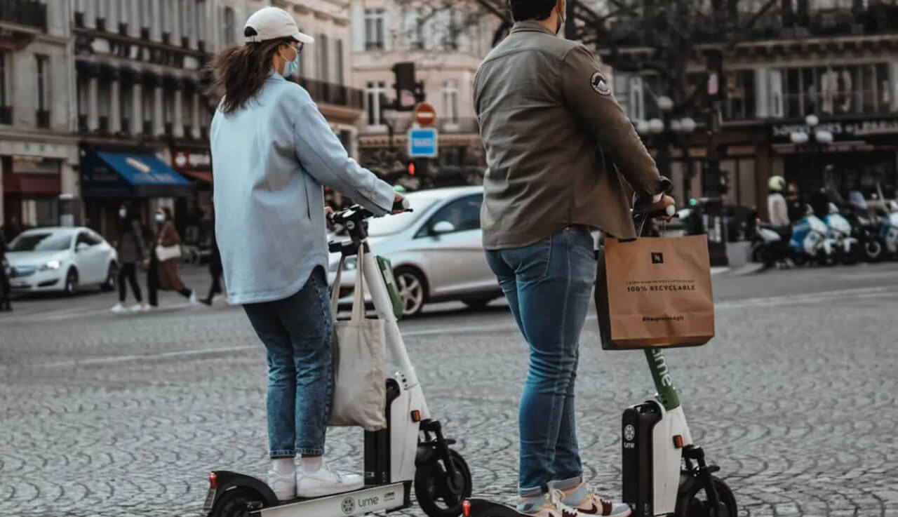 Twee personen op e-steps